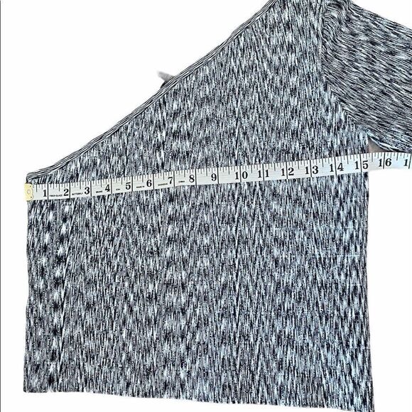 Guess Single Asymmetric arm Top large NWT - Picture 4 of 7